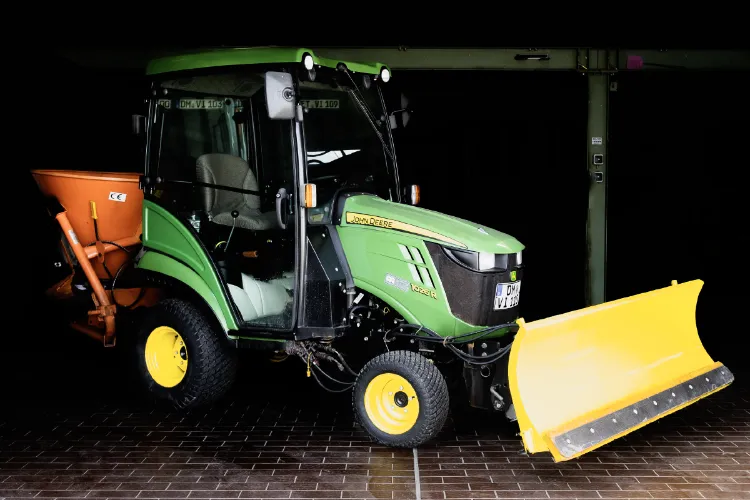 Winterdienst Streu- und Raeumtraktor 750x500